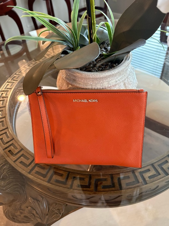 Michael Kors Handbags - 🧡🧡MICHAEL KORS JET SET XL ZIP CLUTCH LEATHER TANGERINE WRISTLET!🧡🧡